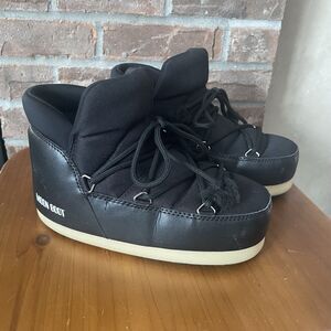 Moon Boot EVX Light Low Nylon Boots Authentic Black-Full Size 6 --MSRP- $195+